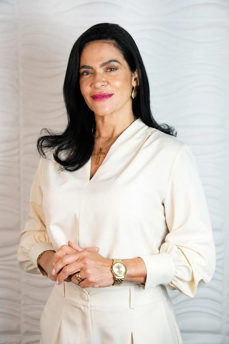 Carmem Gonzaga, esteticista responsável pela clínica em Olinda, em traje branco